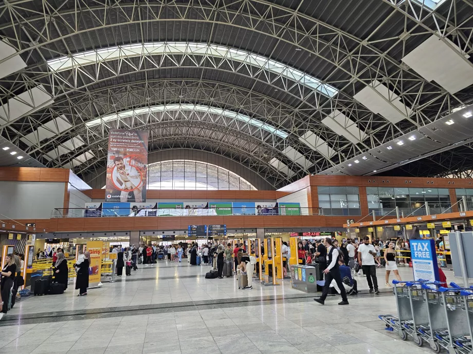 Avgangshallen på Istanbul SAW lufthavn