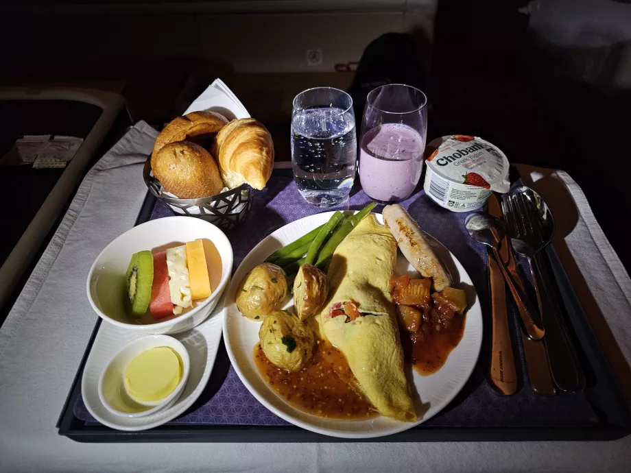 Frokost på flyreisen MEL-BOM