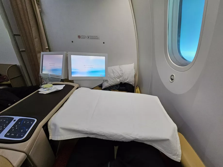 Uttrekkbar IFE-skjerm og bord, sete 1J