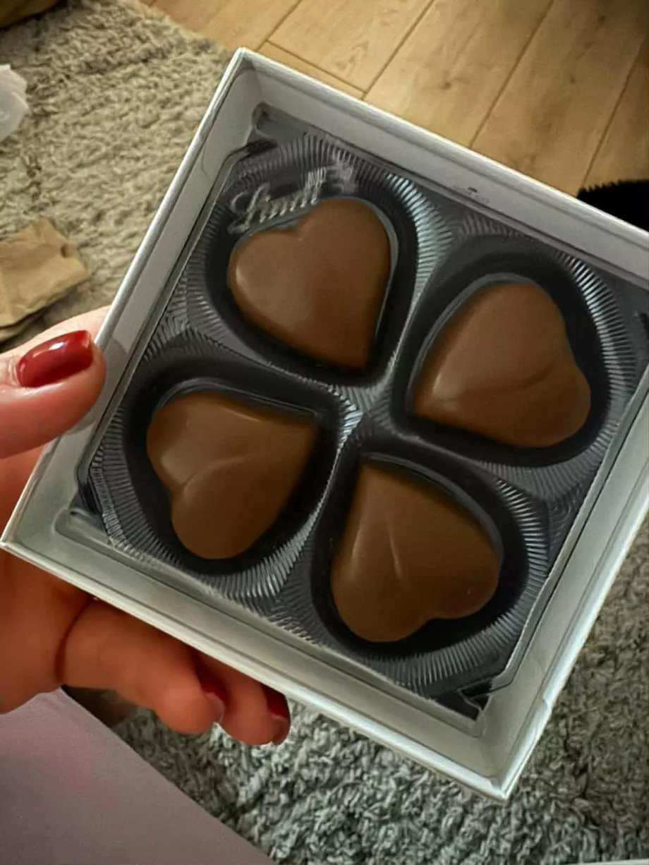 Åpen eske med sjokolade