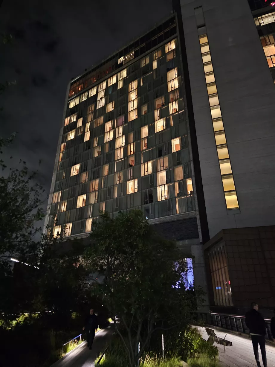 High Line passerer rett under hotellet