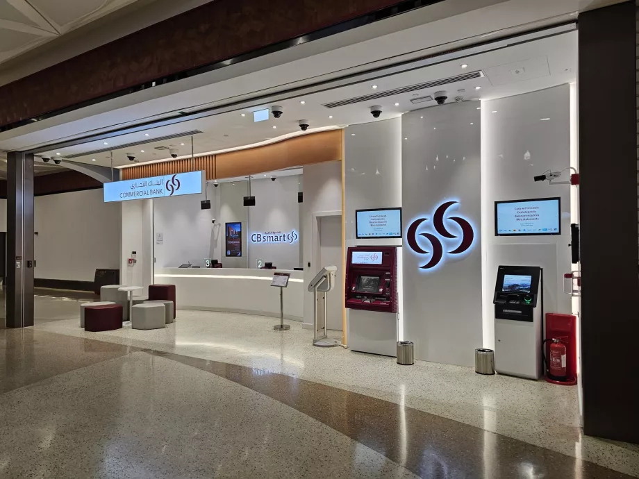 Bank med vekslingskontor og minibank i nærheten av metrostasjonen