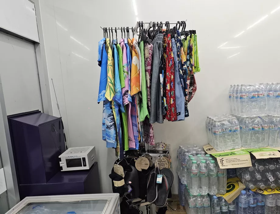 Et hjørne med klær, badetøy eller flip-flops