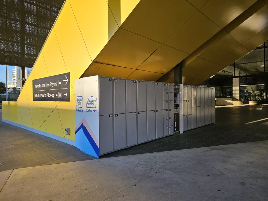Bagasjeskap på parkeringsplassen ved terminal 4