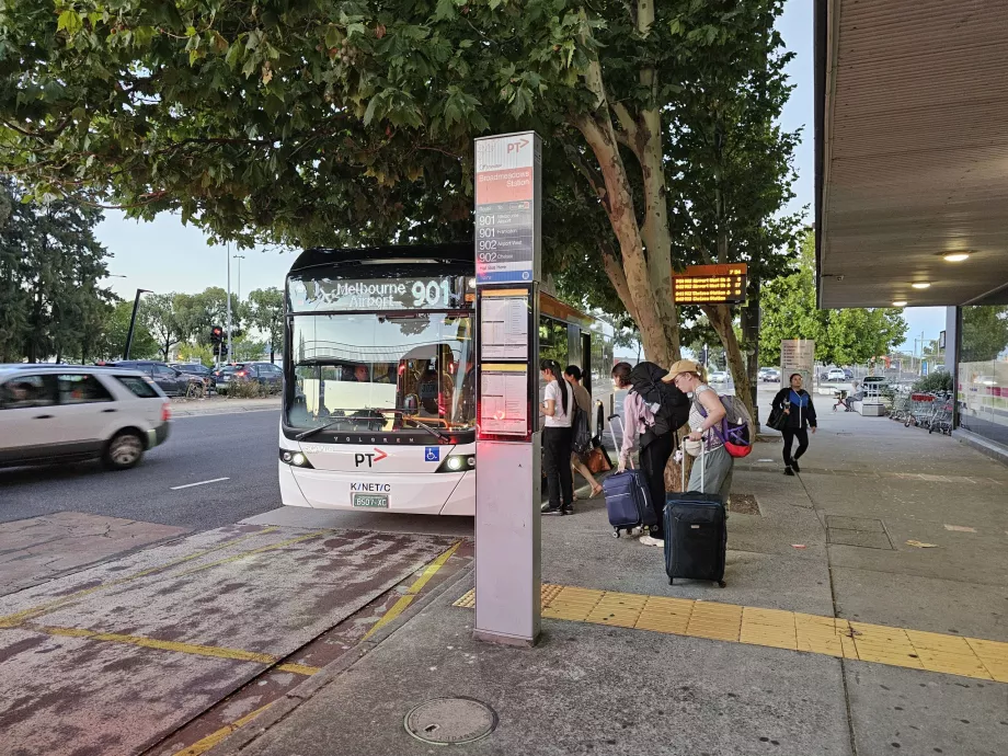 Bussholdeplass mot flyplassen ved Broadmeadows stasjon