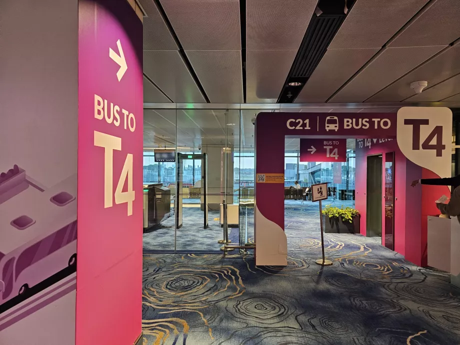 Transittbuss fra terminal 1 til terminal 4 (ved gate C21)