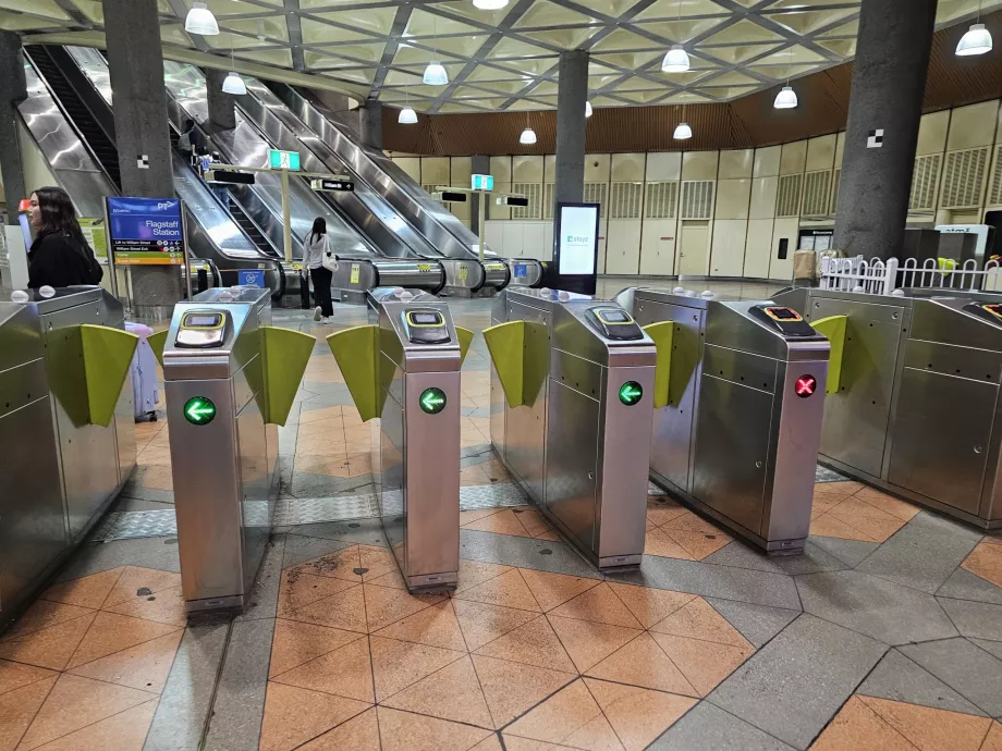 Vendebommer ved inngangen til T-banen