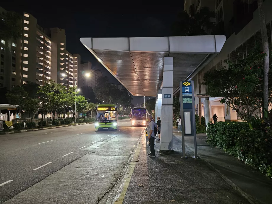 Bussholdeplass 102 i retning Seletar ved Sengkang T-banestasjon