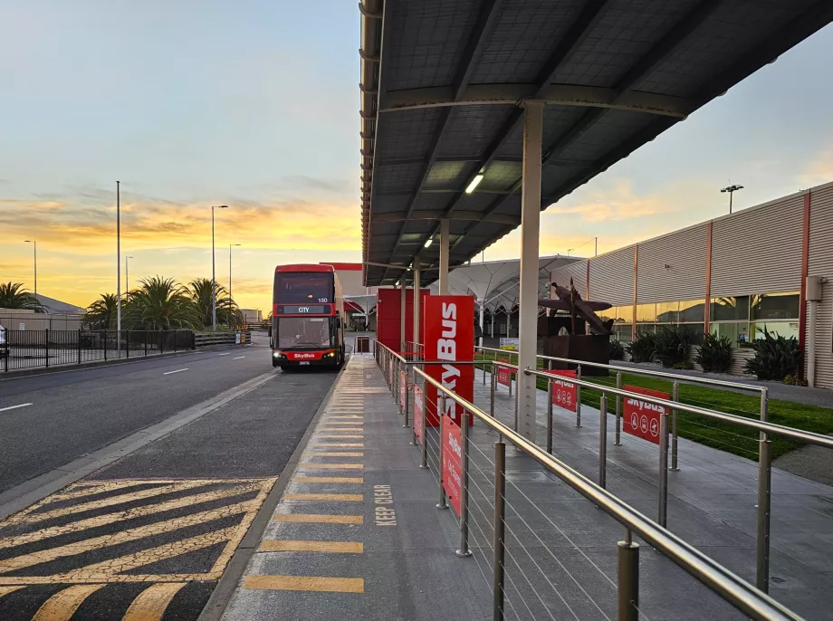 Skybusser stopper foran terminalen