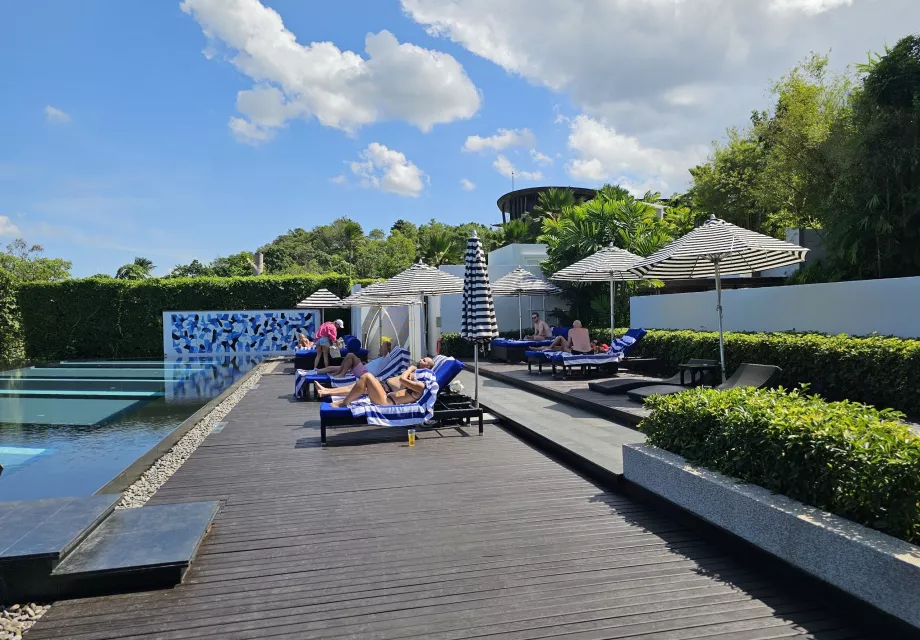 Solsenger ved det felles bassenget